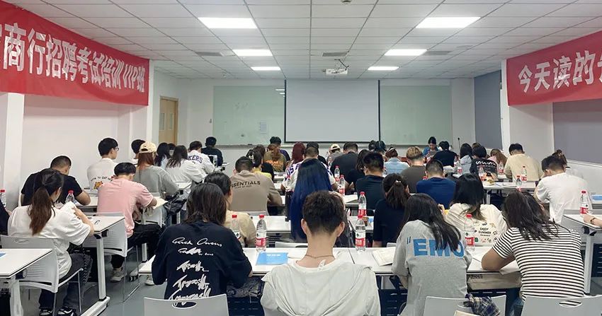　　零基礎學(xué)員也可以通過(guò)短時(shí)間學(xué)習通過(guò)考試; 　　全程講練考評、 　　全程詳細跟蹤學(xué)習;
